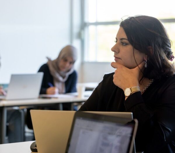 Student luistert aandachtig