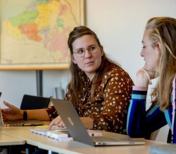 Student kijkt naar andere student