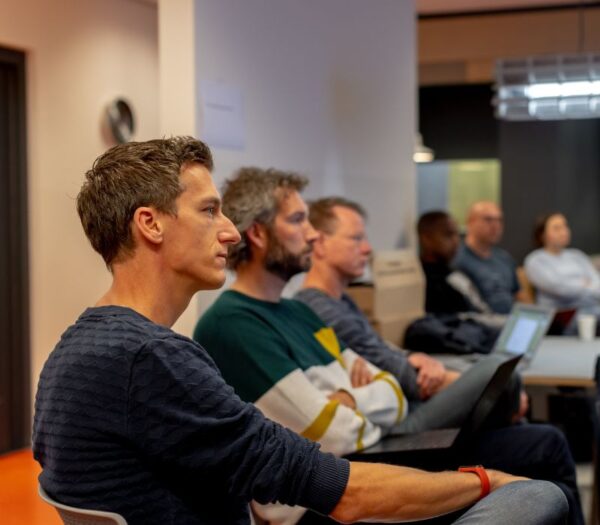 studenten luisteren in een collegezaal