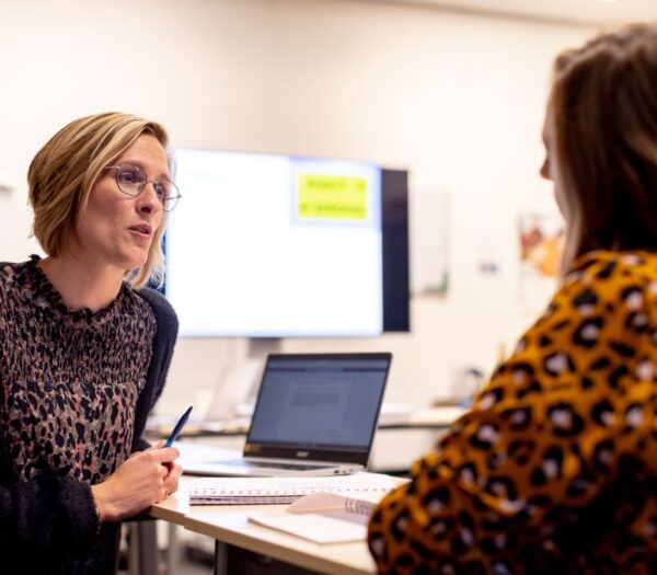 vrouw luistert in klaslokaal