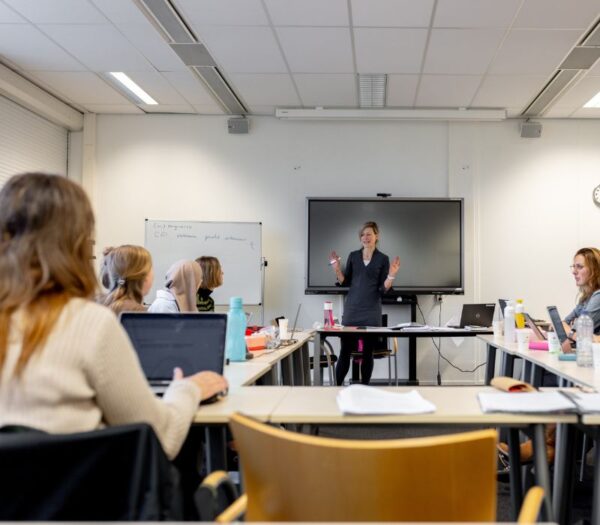Docent staat voor een klas met leerlingen