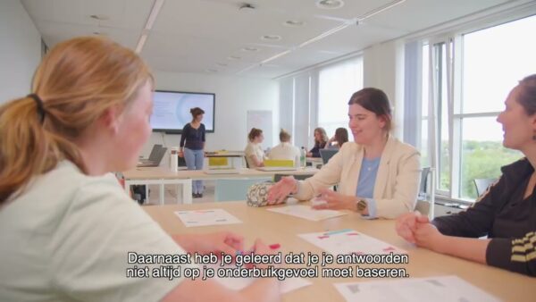 Studenten praten met elkaar