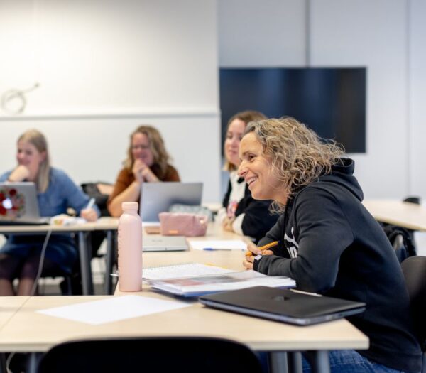 mensen in een klaslokaal luisteren aandachtig