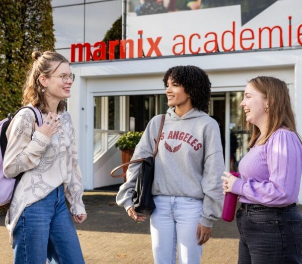 Drie vrouwen staan voor de Marnix Academie