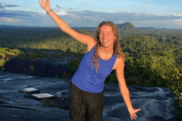 Vrouw lacht met landschap op achtergrond