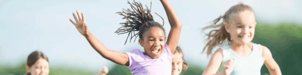 Bewegende kinderen in de buitenlucht.