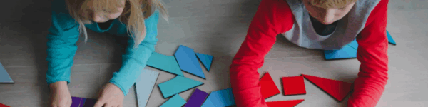 Twee kinderen die een puzzel maken.