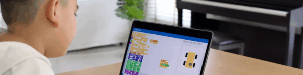 Leerling die werkt op een laptop.