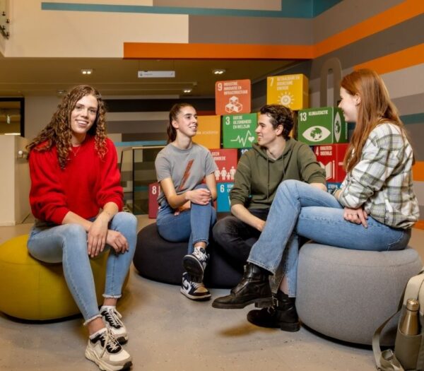 studenten zitten bij elkaar