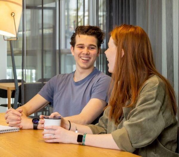 Jongen en meisje lachen samen