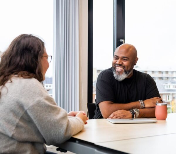Man zit tegenover vrouw en zijn in gesprek