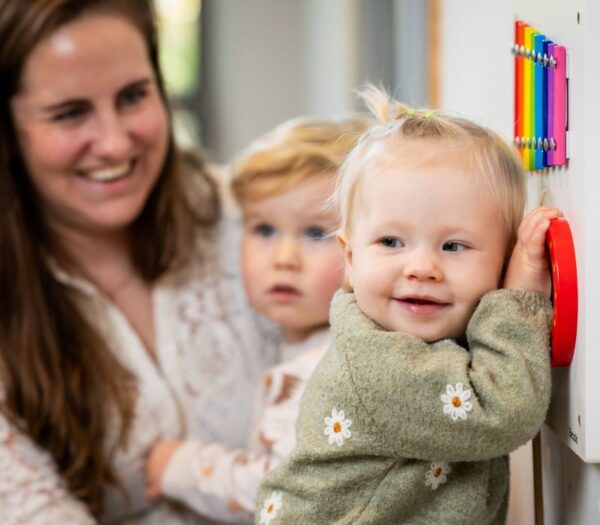 kindje lacht in de camera