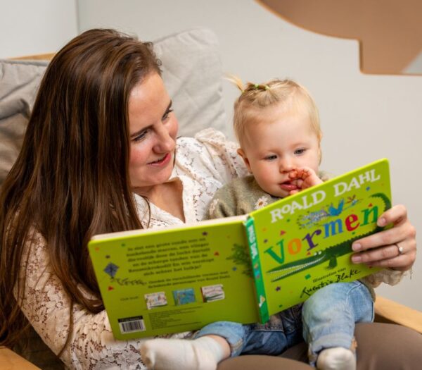 vrouw leest kind voor