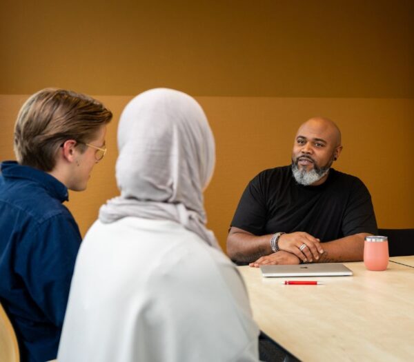 studenten met elkaar in gesprek