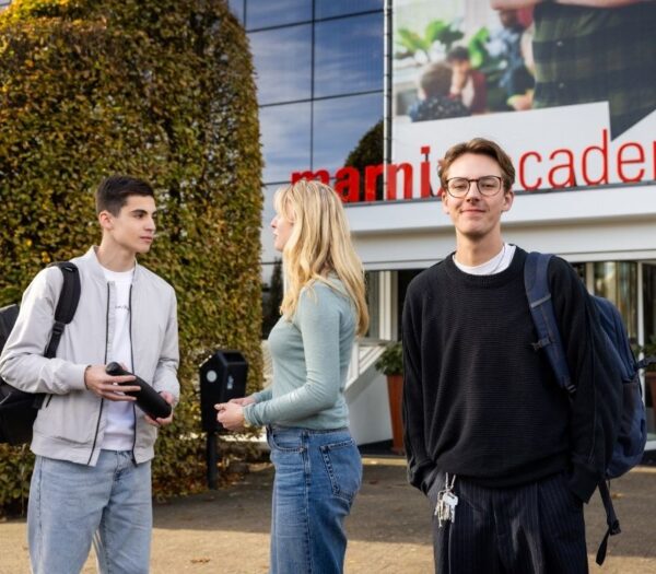 drie studenten staan voor de Marnix Academie