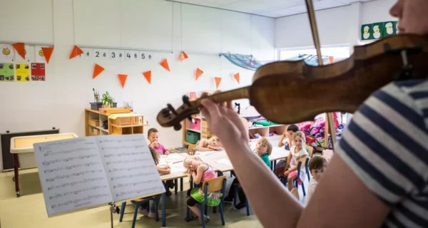 Kleutermuziek wordt gespeeld op een viool