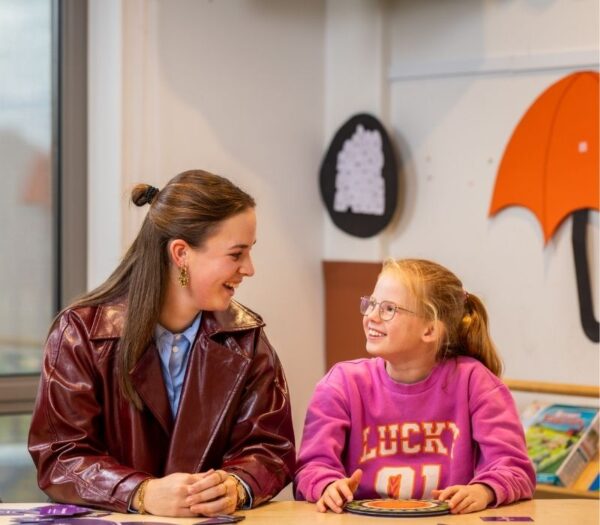 pabo student en leerlingen kijken elkaar aan