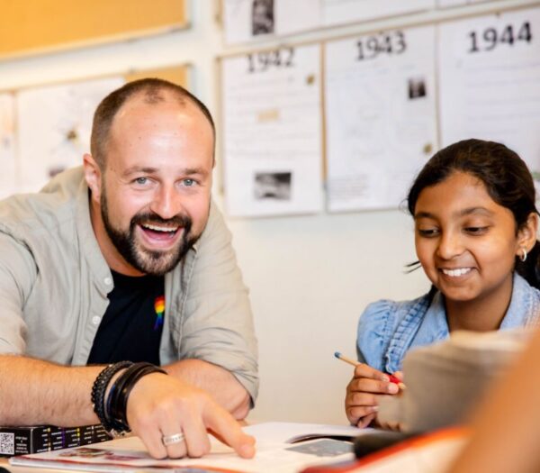 Docent helpt leerling