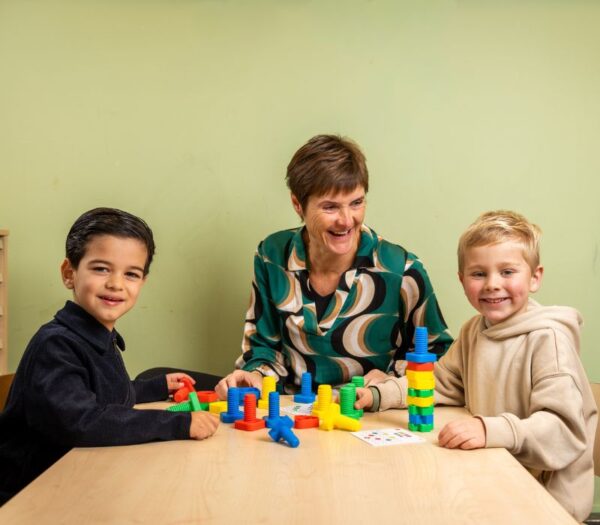 Doccent zit tussen twee leerlingen