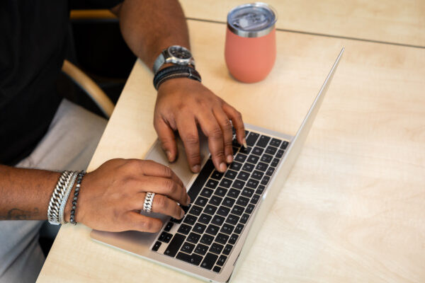 handen bij een laptop